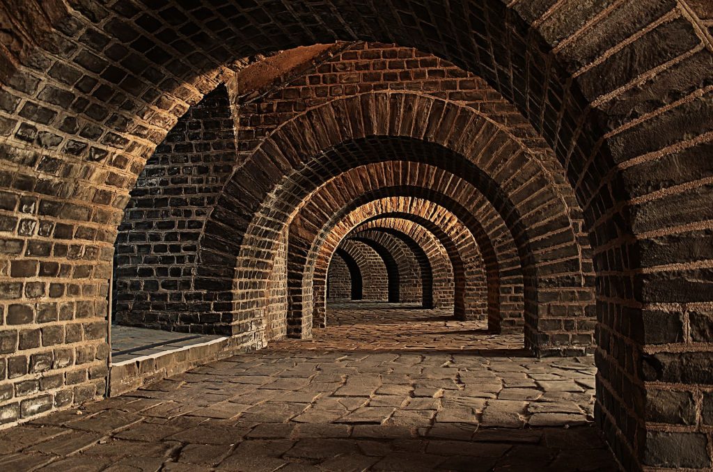 Cette image est l'illustration de cave voutée, de grands tunnels et coursives en pierres