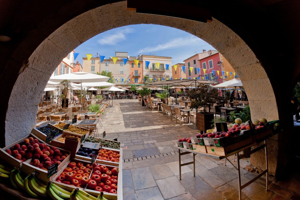 Cette image est l'illustration d'un marché de fruits et légumes en extérieur